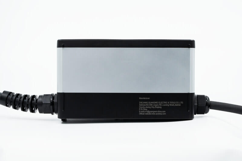 TopAC kannettava 11 kW EV-laturi ja Shelly-ohjain käytössä latauspisteellä